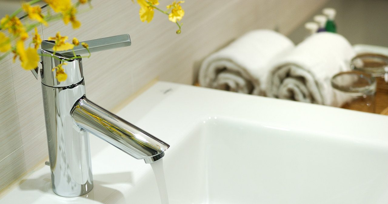 Cucumber skins paste will help us clean, among others stains and stone in the bathroom /123RF /PICSEL