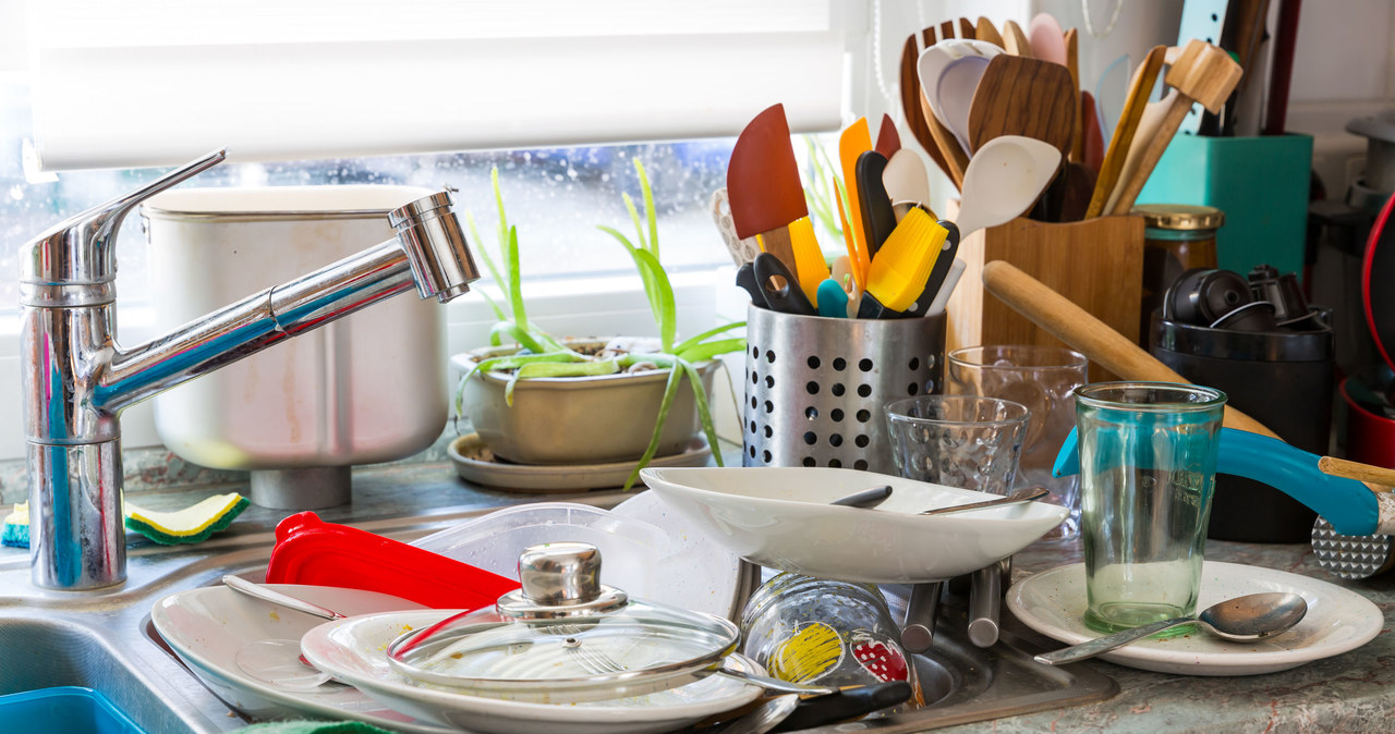 Instead of throwing in the bin, put in dirty pots. The whole sediment and fat will disappear