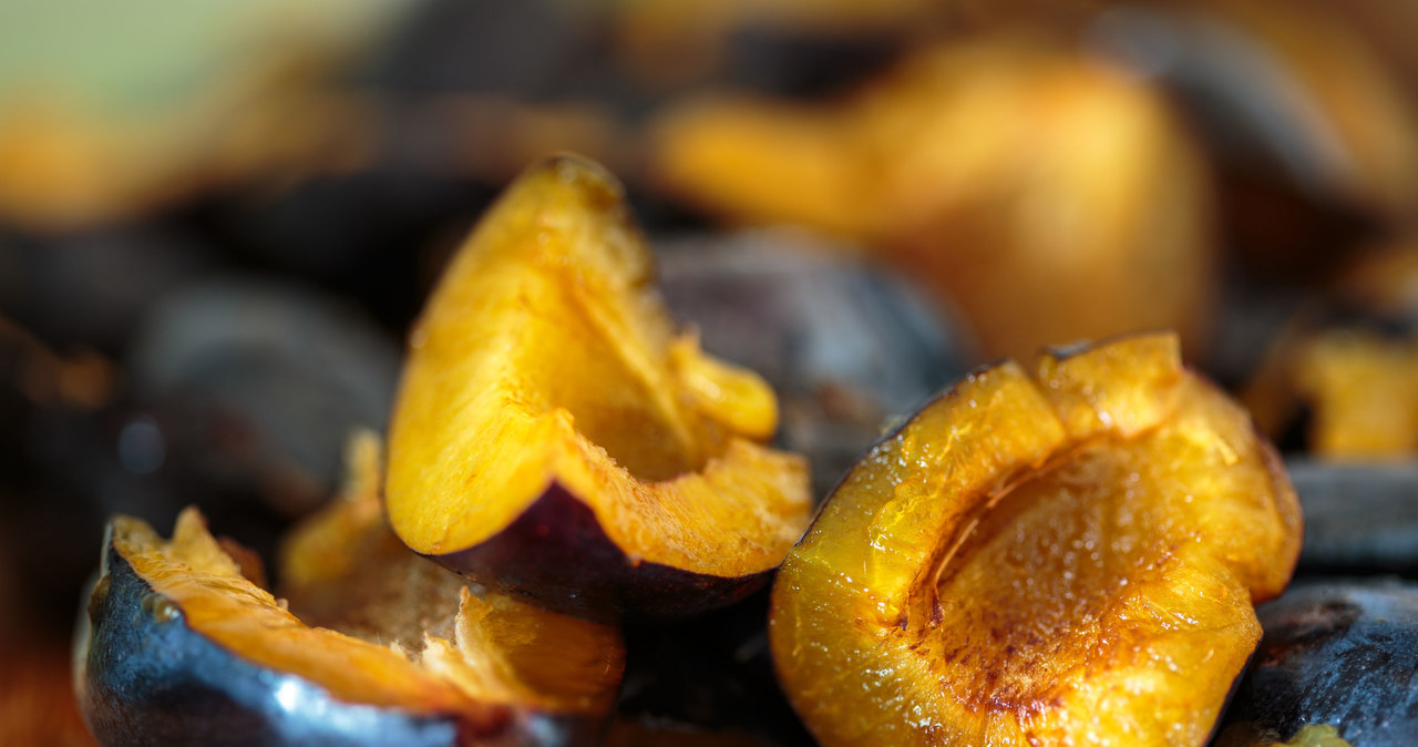 Put the washed and cut plums on the baked bottom with the skin down. /123RF/PICSEL