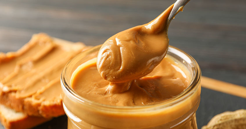 Peanut butter adds depth of taste and is a source of healthy fats, protein and fiber. Add two teaspoons to a protein cocktail, i.e. 30 g. /123RF /PICSEL