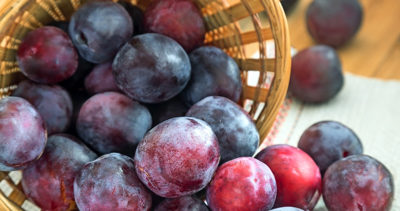Wash and cross plums, removing stones from them. /123RF/PICSEL