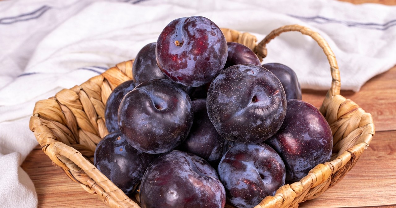 Plums provide many vitamins and minerals. It is also a good source of dietary fiber and antioxidants. /123RF/PICSEL