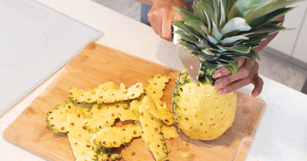 How to use pineapple? Just peel the skin, cut the leaves and you can eat it as a fruit snack /robertodavid /canva pro