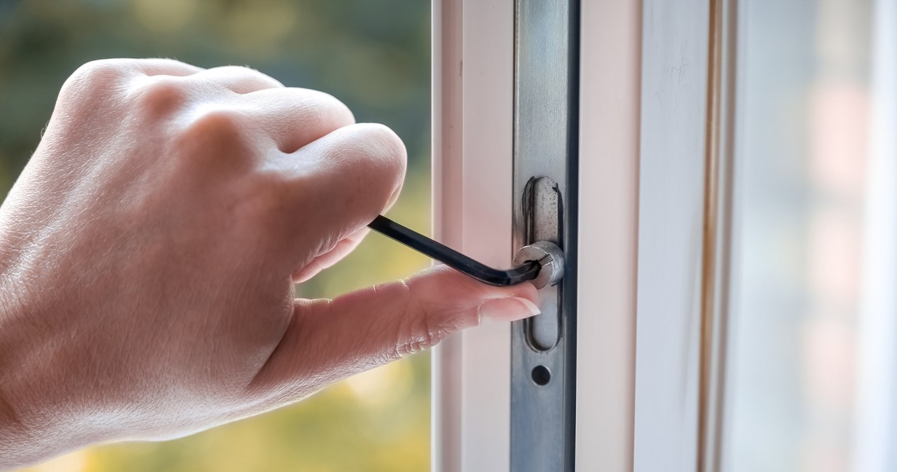 Take care of the tightness of the windows by replacing the seals, as well as adjustment of window fittings. /Pixel
