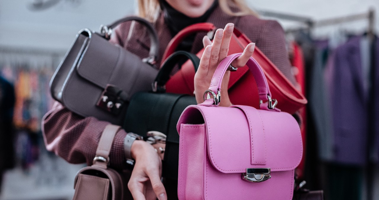 Everyone will soon wear this purse. Buy, while there is a choice in chain stores