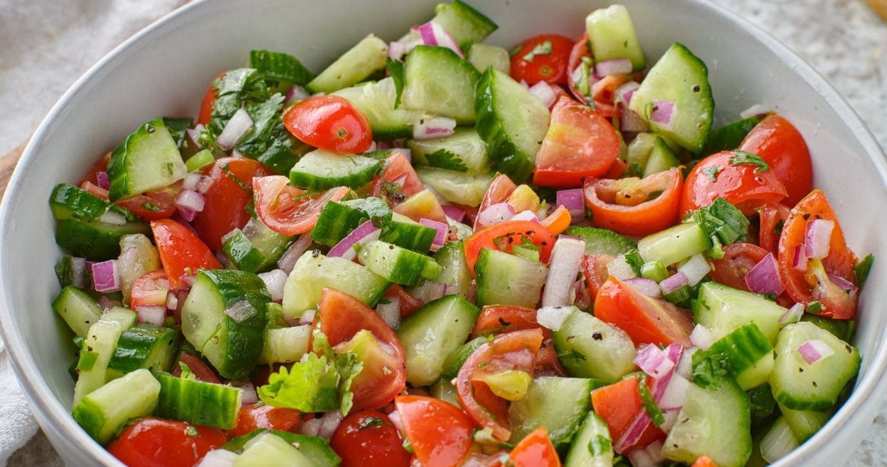 There is a way that the cucumber in the salad does not destroy vitamin C from tomato. Just add one ingredient