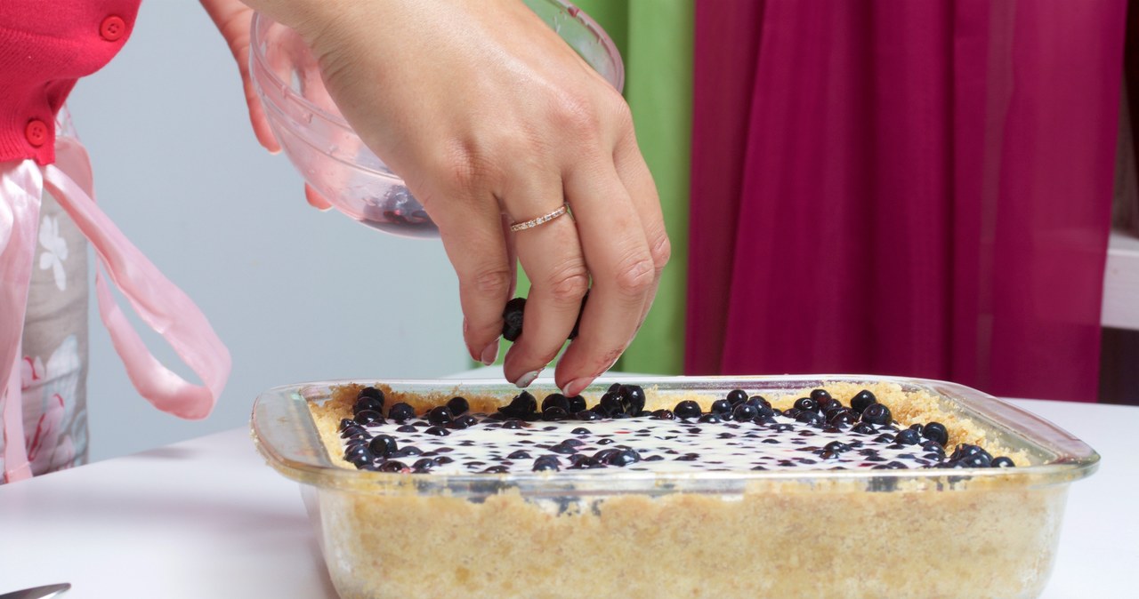 Hardly anyone adds them to the cheesecake. Thanks to the fruit, it is not so sweet and bland