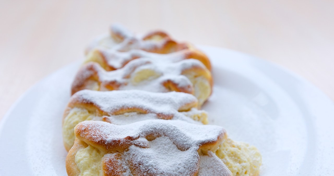 I will serve pudding rolls today. I make a double portion right away because the family loves them