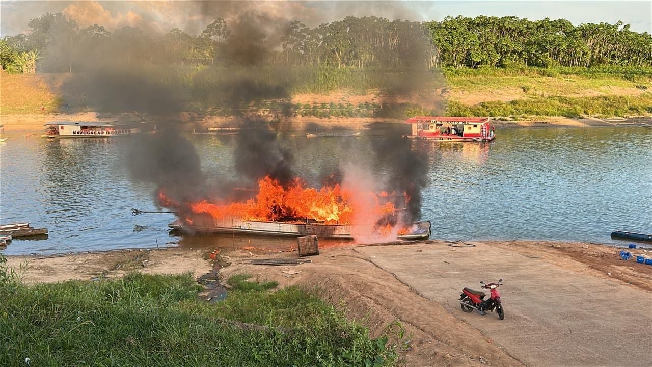 Ferry ferry catches fire inside Acre
