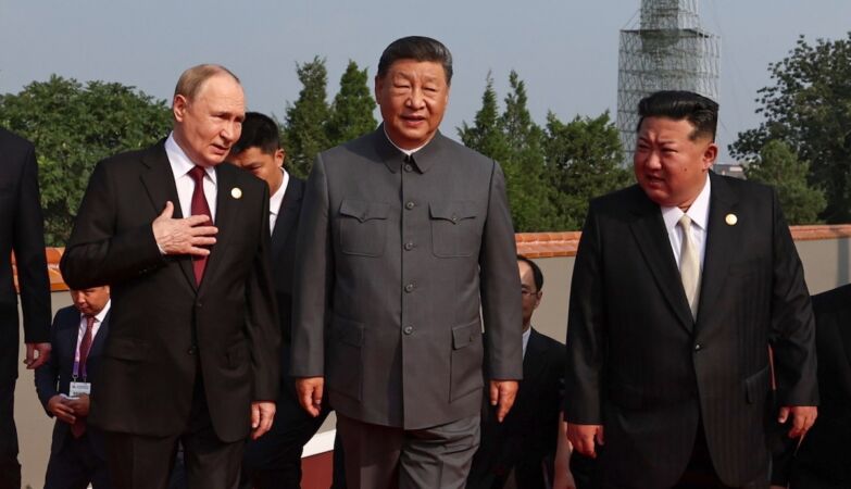 In a “dictators worship”, China shows his strength during a military parade