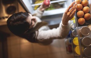 5 foods that should not keep in the refrigerator door (and 3 that should)