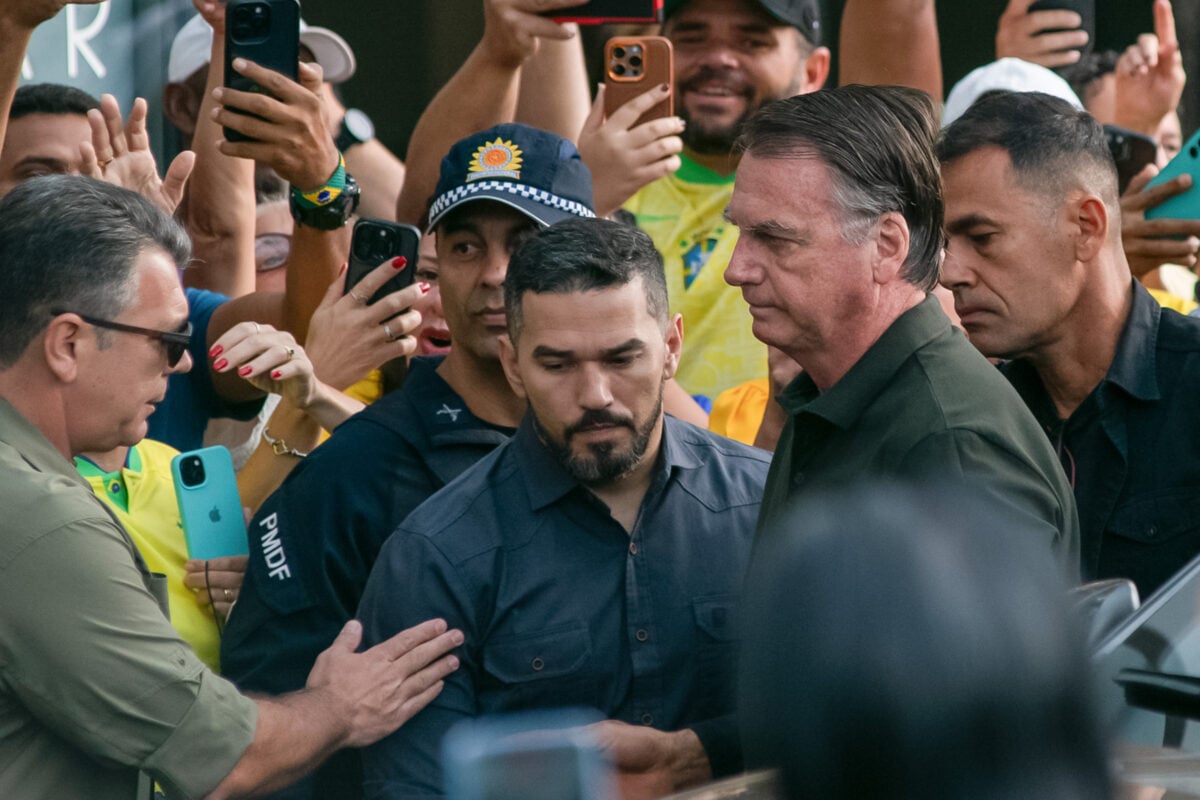 apoiadores-vao-a-hospital-em-1a-saida-de-bolsonaro-apos-condenacao