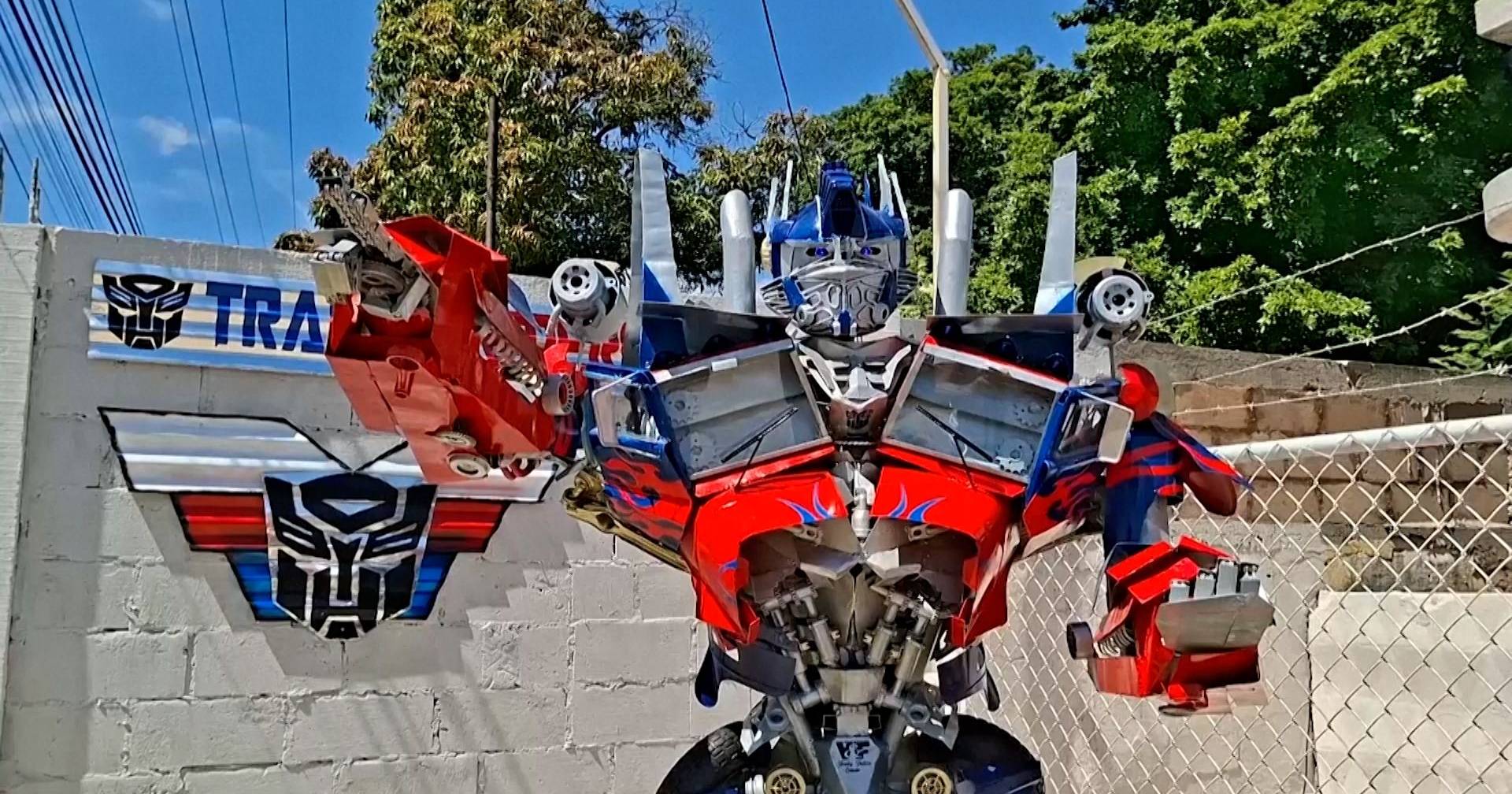 Venezuelan transforms garbage into sculptures to promote recycling