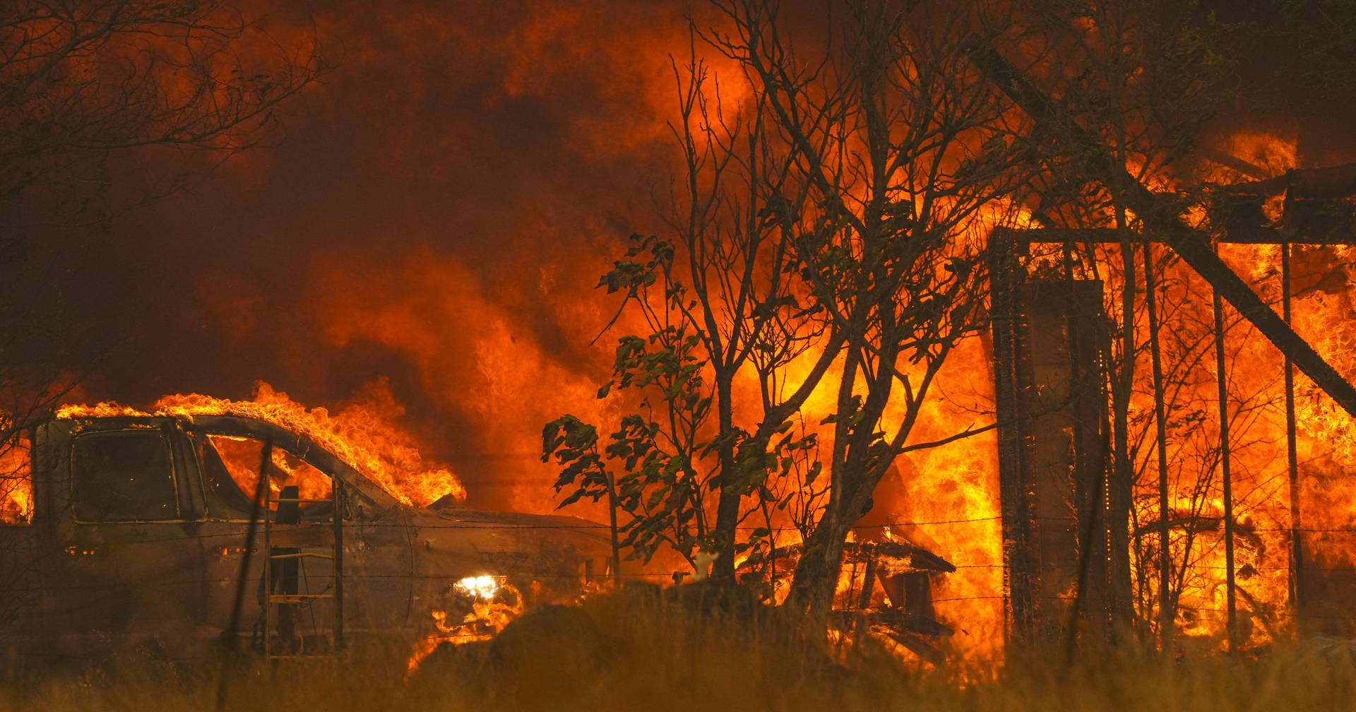 Thousands of people forced to flee in California due to large fire