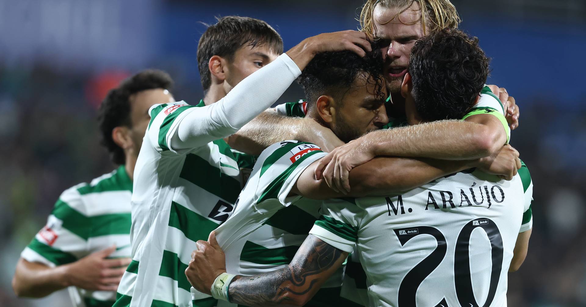 Sporting beats Estoril 1-0 and joins FC Porto as leader