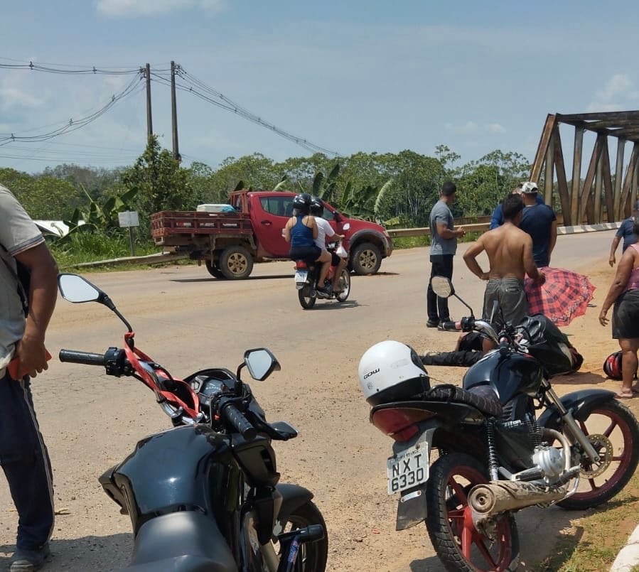 Accident between motorcycle and truck leaves man injured on BR-364, in Sena Madureira