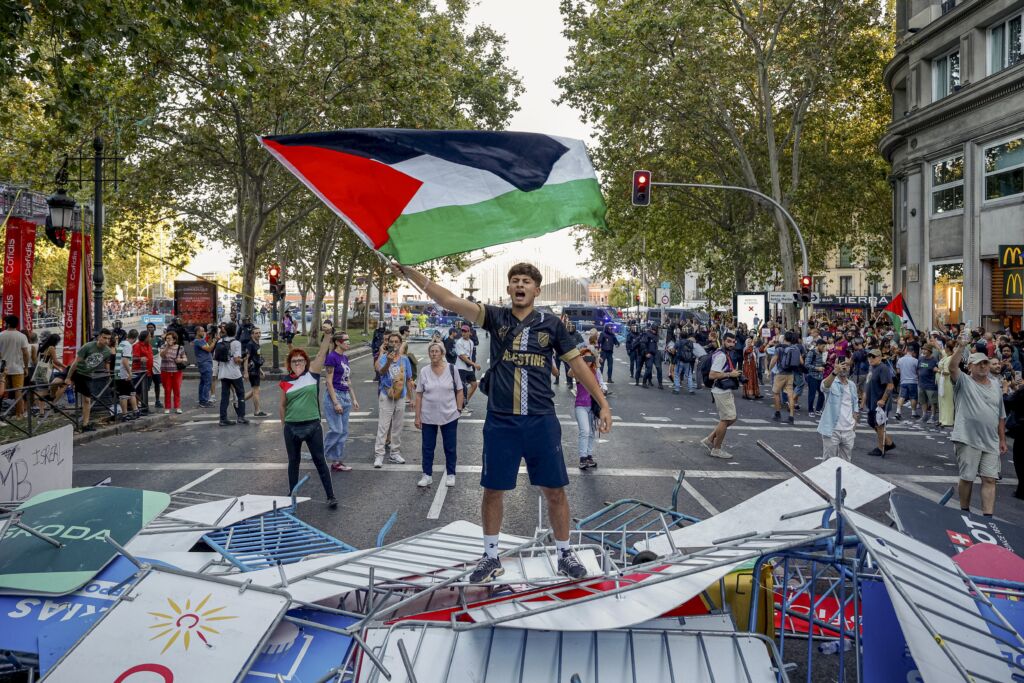 Pro-Palestinian demonstrations in Madrid block roads and cancel Vuelta's last stage