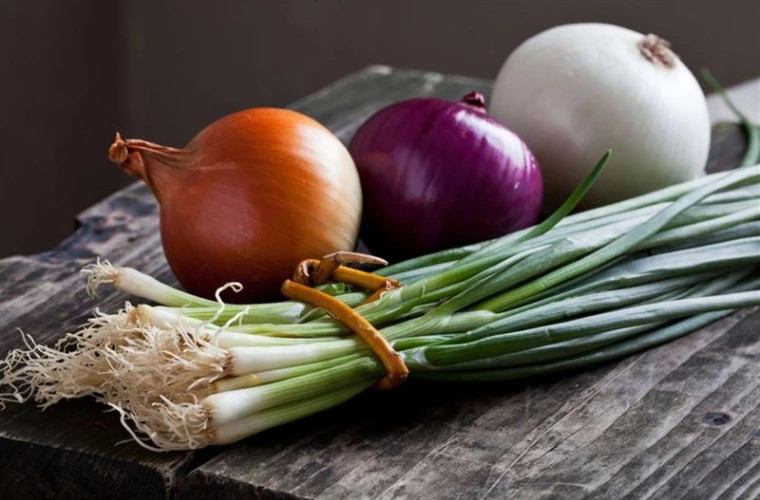 The type of onion that helps reduce increased blood pressure