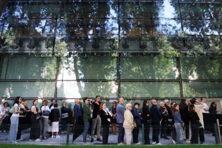 Giorgio Armani: Milan mourn - crowds of people in popular pilgrimage