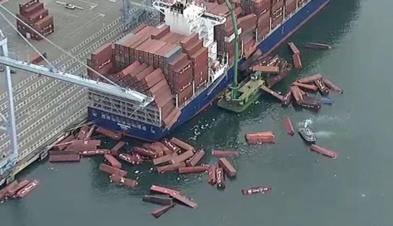 67 containers fall from Portuguese ship in the USA