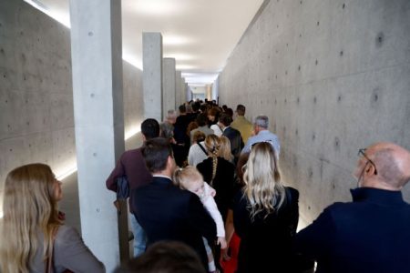 Giorgio Armani: Milan mourn - crowds of people in popular pilgrimage