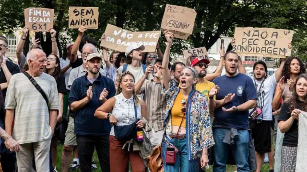 Protesters against Amnesty and the Berlin Armage PEC.