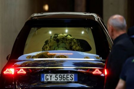 Giorgio Armani: Milan mourn - crowds of people in popular pilgrimage
