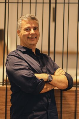 Colorful photo of André Mascarenhas - Metrópoles 