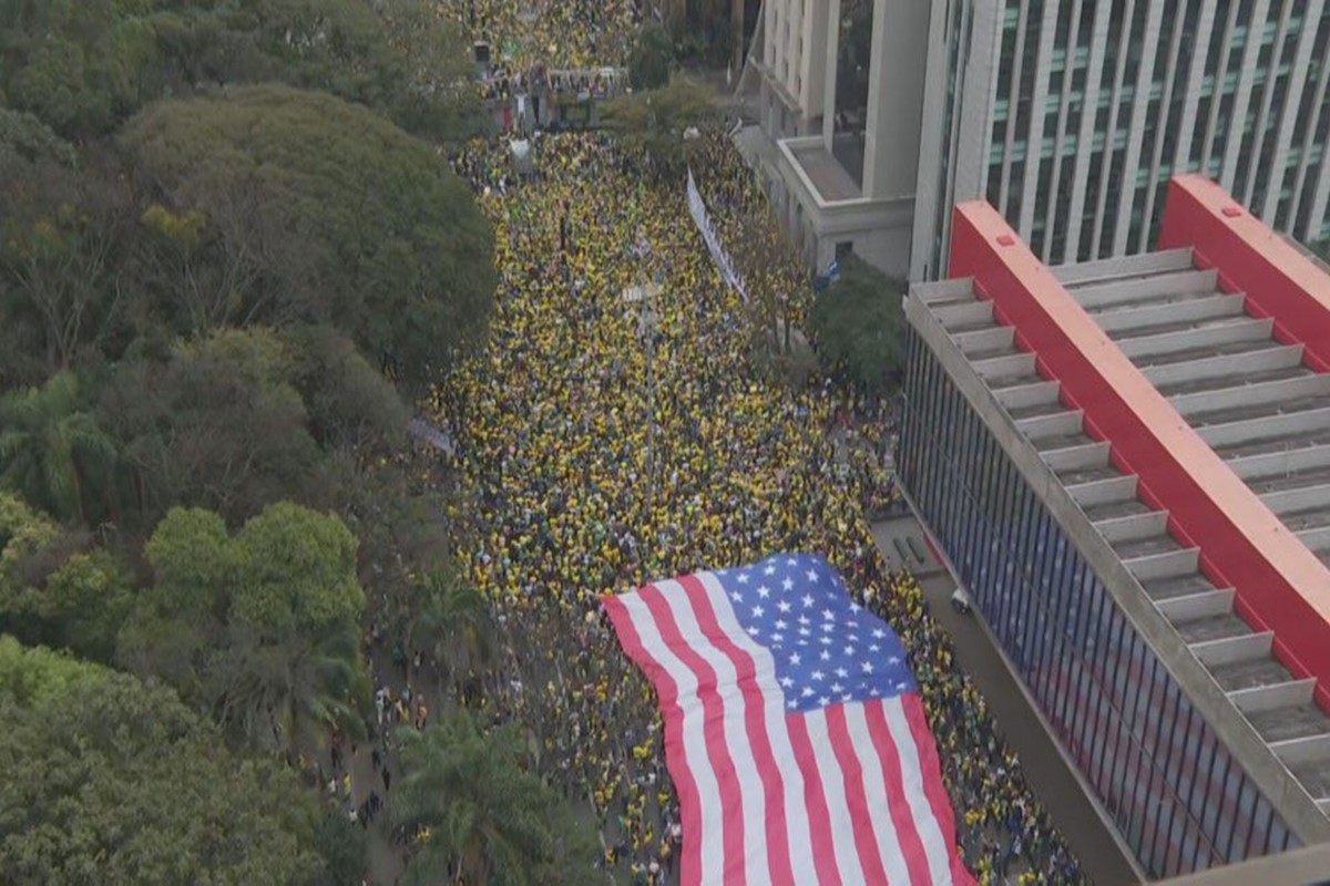 Nikolas manifests on the US Flag present on September 7