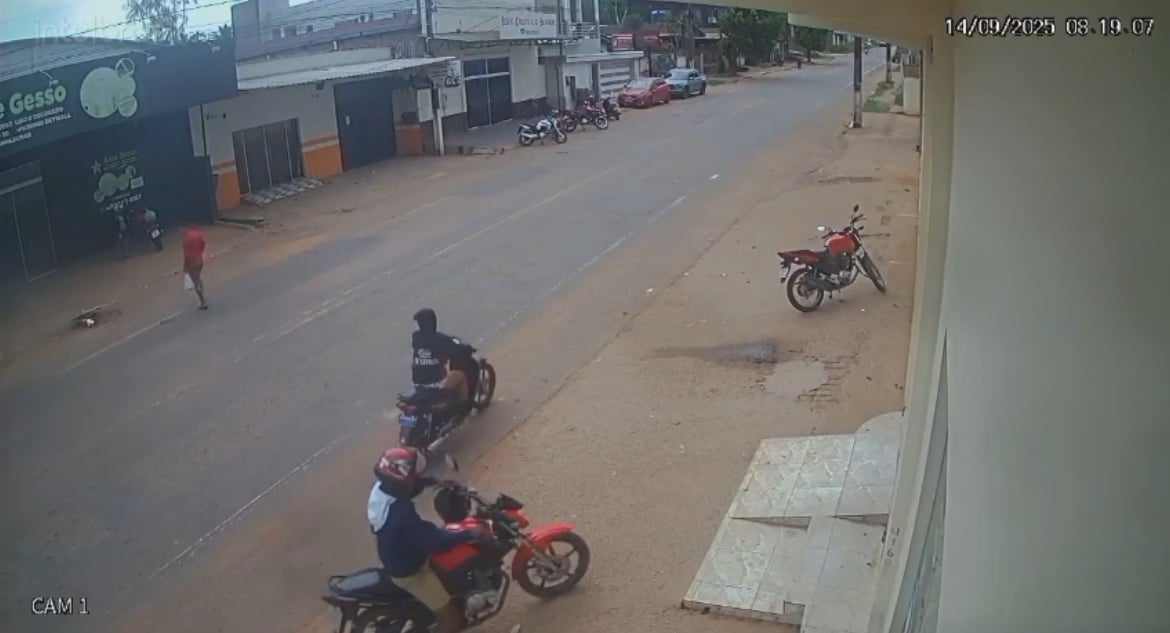 Camera catches couple stealing motorcycle in front of the market in Acre