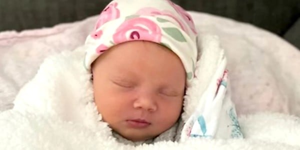 Newborn left in box is adopted by firefighter who found her: “It was 10 years trying to have a child”