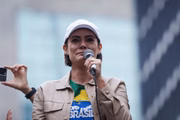 Michelle Bolsonaro is thrilled and cries in act on Avenida Paulista