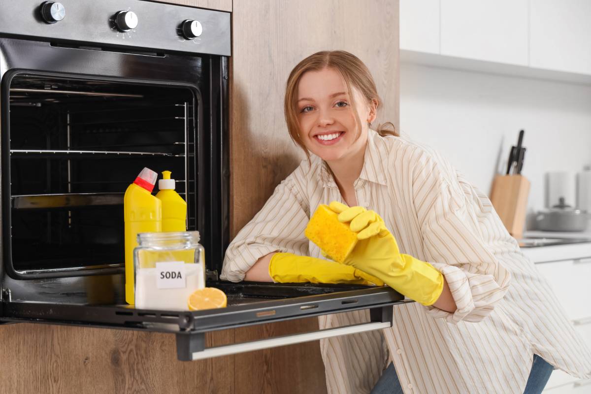 Clean the oven with natural ingredients