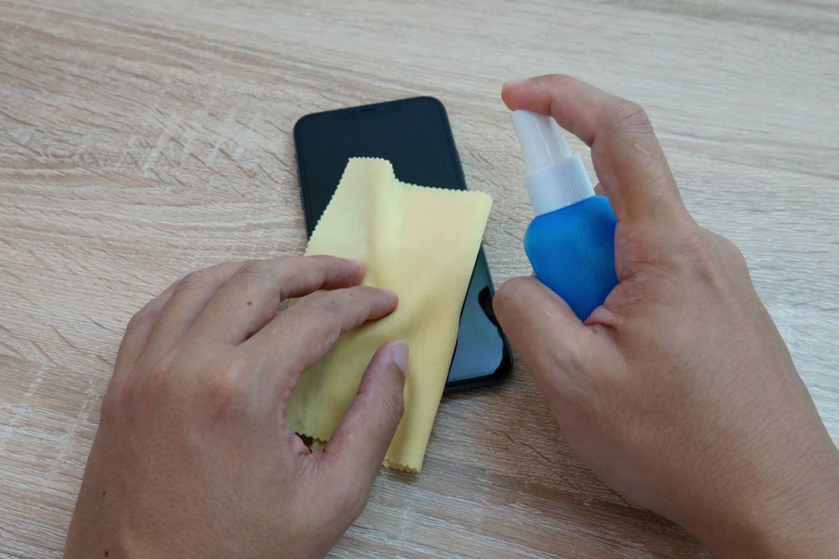 Clean tablets and smartphones to eliminate halos