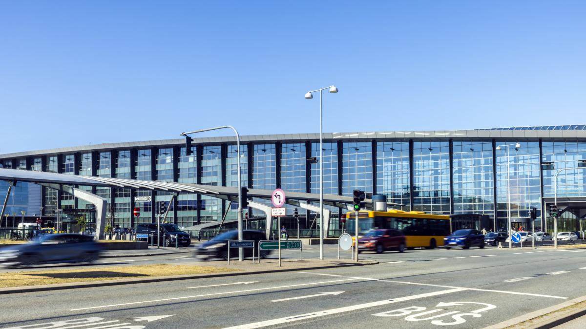 Video record the appearance of unidentified drones in Denmark airports