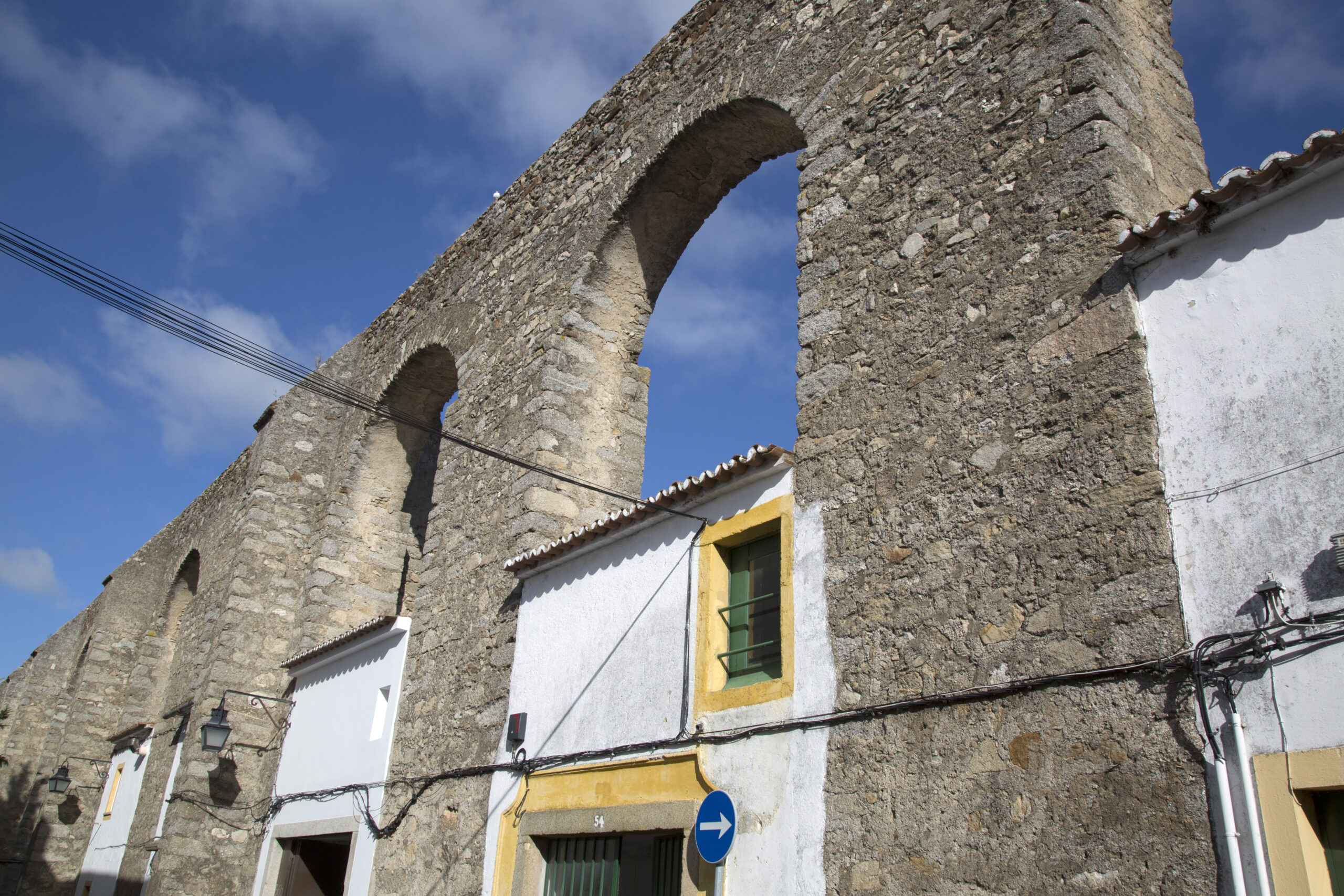 In this city south of Lisbon that is a heritage of humanity there is an aqueduct with houses between the arcs