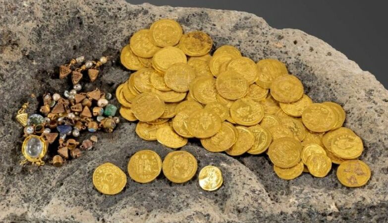 "Golden coins to appear one after another." Discovered Treasure with 1400 years with money and jewelry