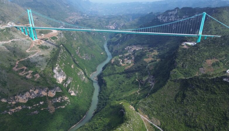 625 meters above the river. China inaugurates the new highest bridge in the world