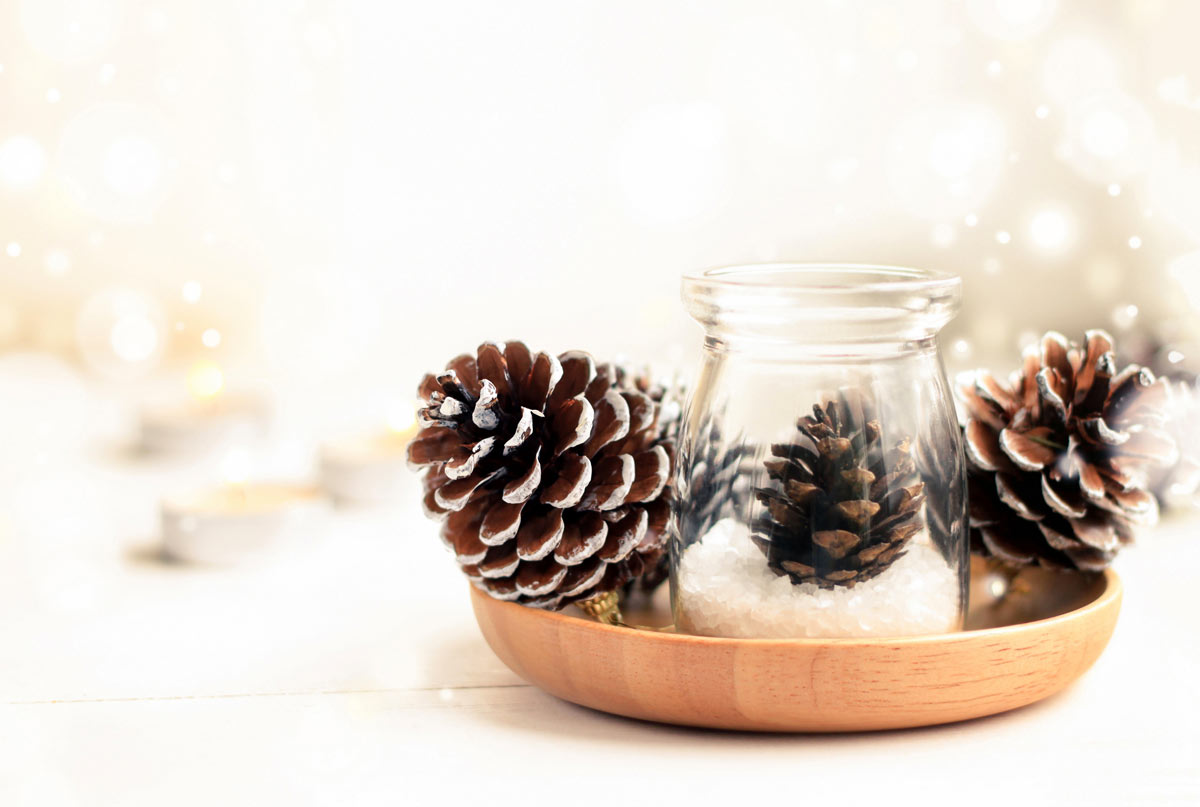 DIY Christmas centerpieces with recycled jar and pine cones