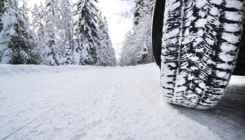 Winter tires: one car had already locked - the other still went to 45 km/h