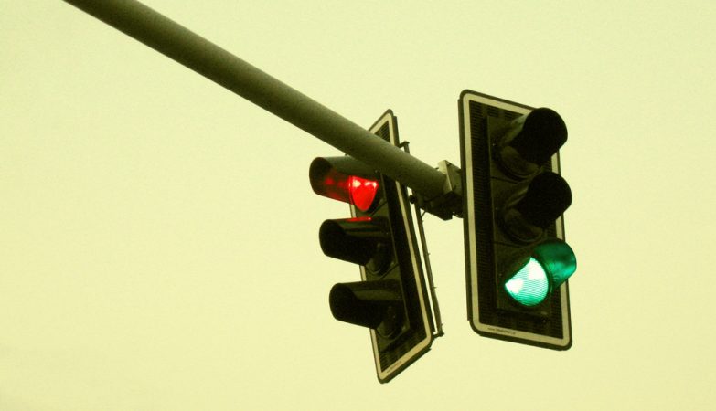 Stop at a traffic light for 15 minutes; An unusual rule in Greece