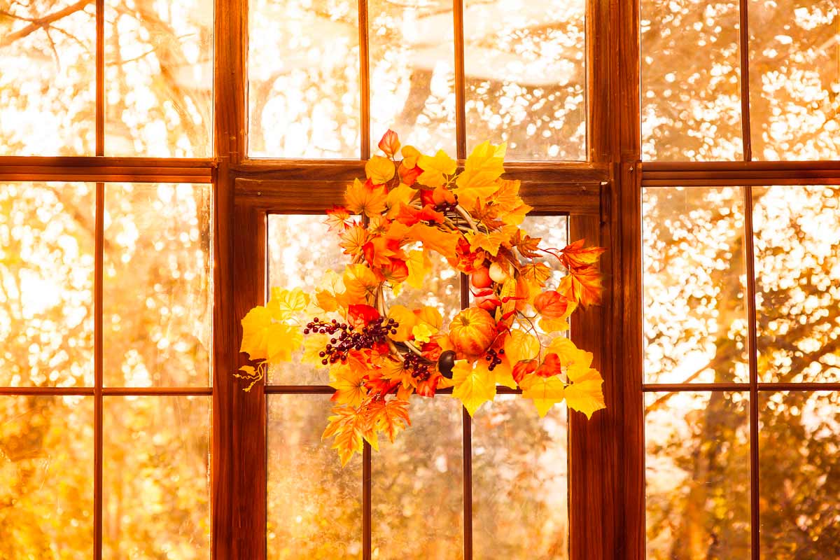 DIY autumn garlands with dry leaves