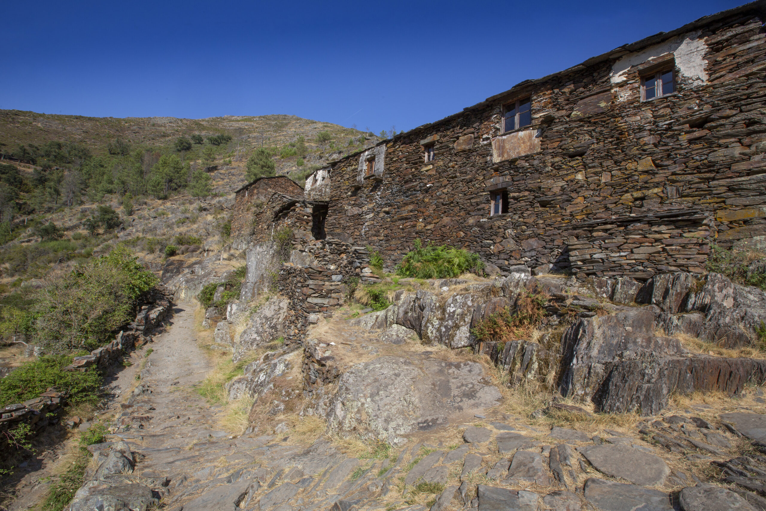 Discover the uninhabited village in Portugal where you only get on foot and whoever wants to sleep has to take a tent