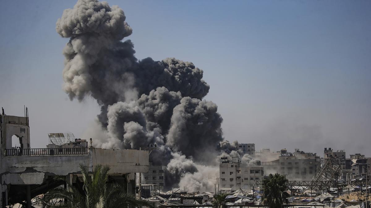 "Naipes": Israeli defense minister mocks the demolition of residential towers and a university in Gaza