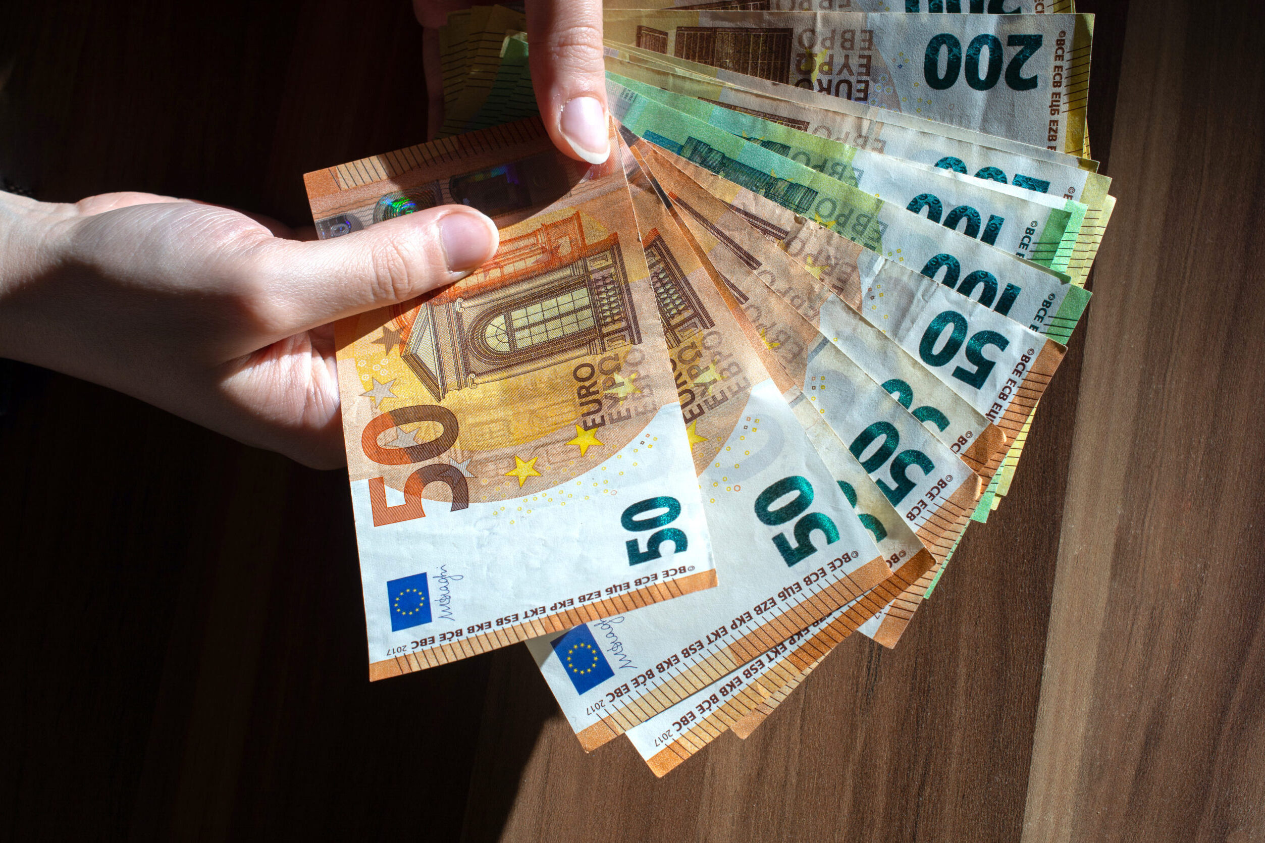 Did you receive a suspicious note? Learn how to realize in seconds if it is false and avoid problems