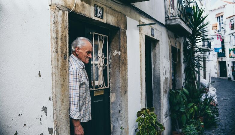 Where in Alcoutim there are 4 people, in Amadora 7637 can fit the portrait of an aged country