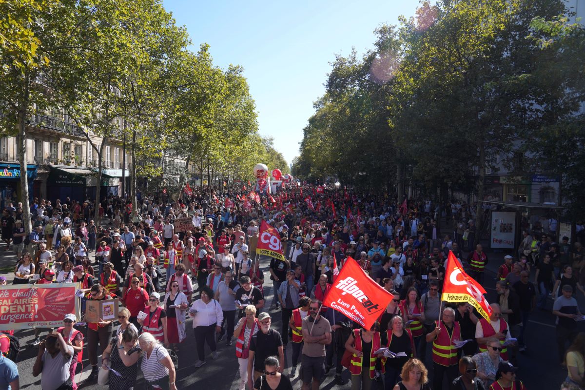 France: Rivers of strikers against austerity measures Bairo-Macron- Lecorni