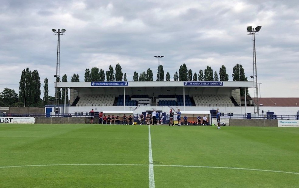 Wall next to the lawn at Maurice Rebak Stadium in London, Seventh Division of England - Photo: Reproduction / @afcmediaxi