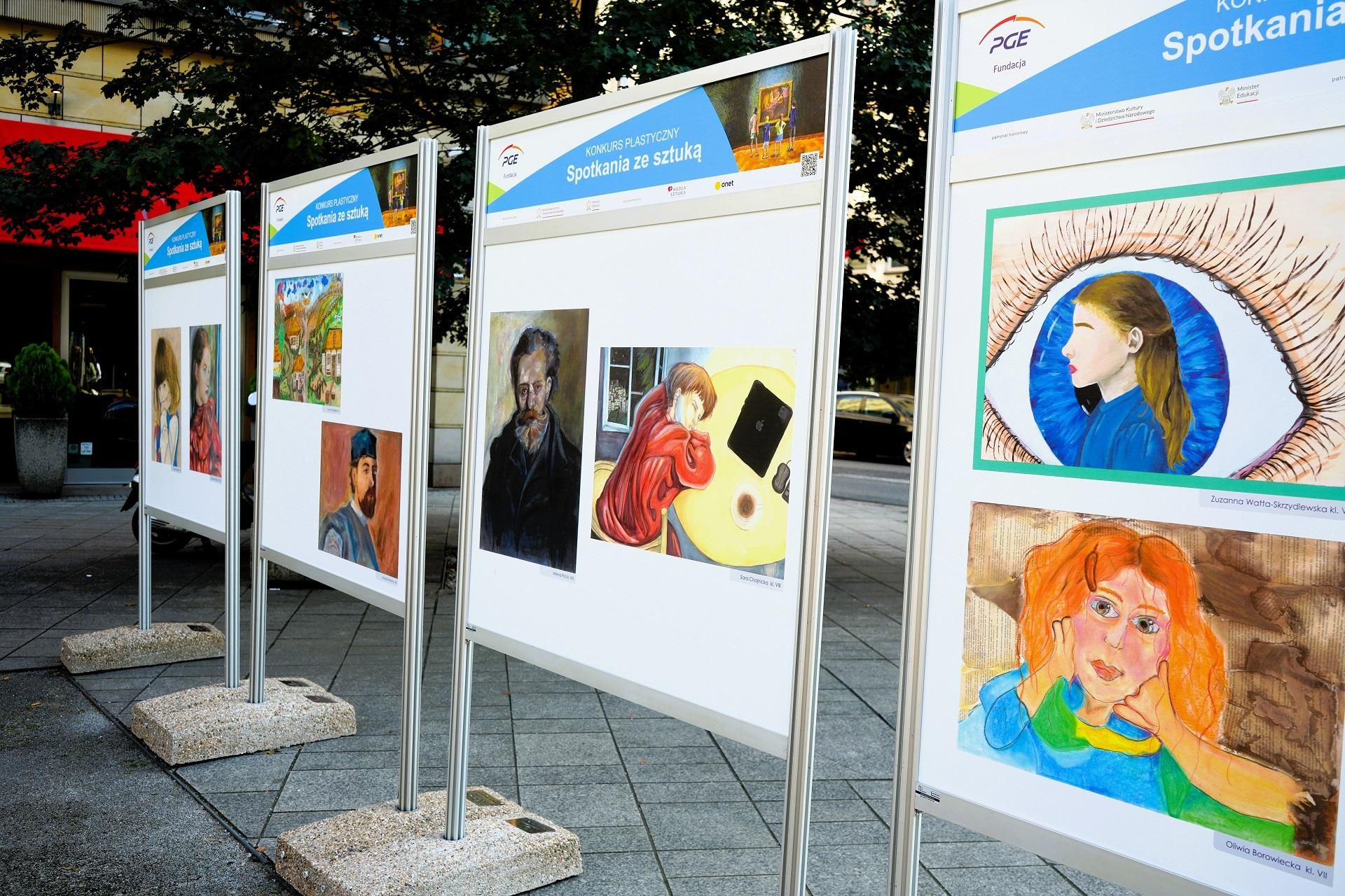Art closer to people - visit the outdoor exhibition of the PGE Foundation on the streets of Warsaw