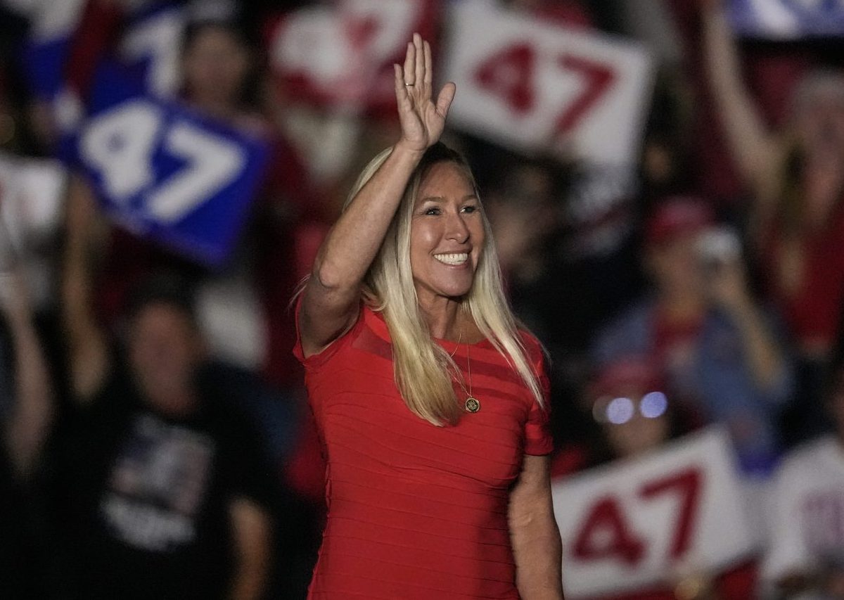 Ο Τραμπ στο Ηνωμένο Βασίλειο: Καπέλα MAGA, διαδηλώσεις και ολονυχτία έξω από τα τείχη